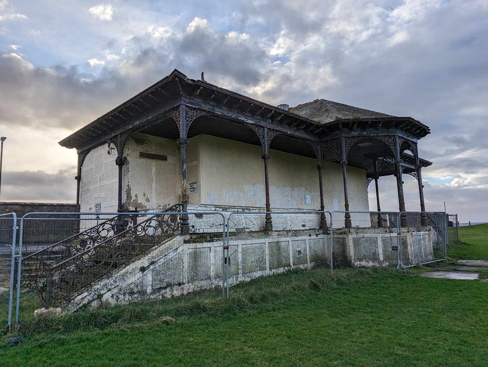 girvan_bandstand_front.jpg